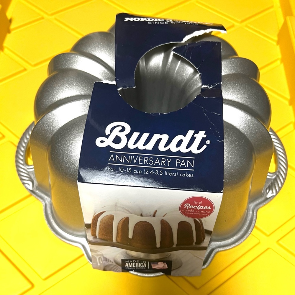 Nordic Ware NORDIC WARE For 10-15Cup(2.4-3.5 liters) Cake Bundt Anniversary Pan - Picture 9 of 10